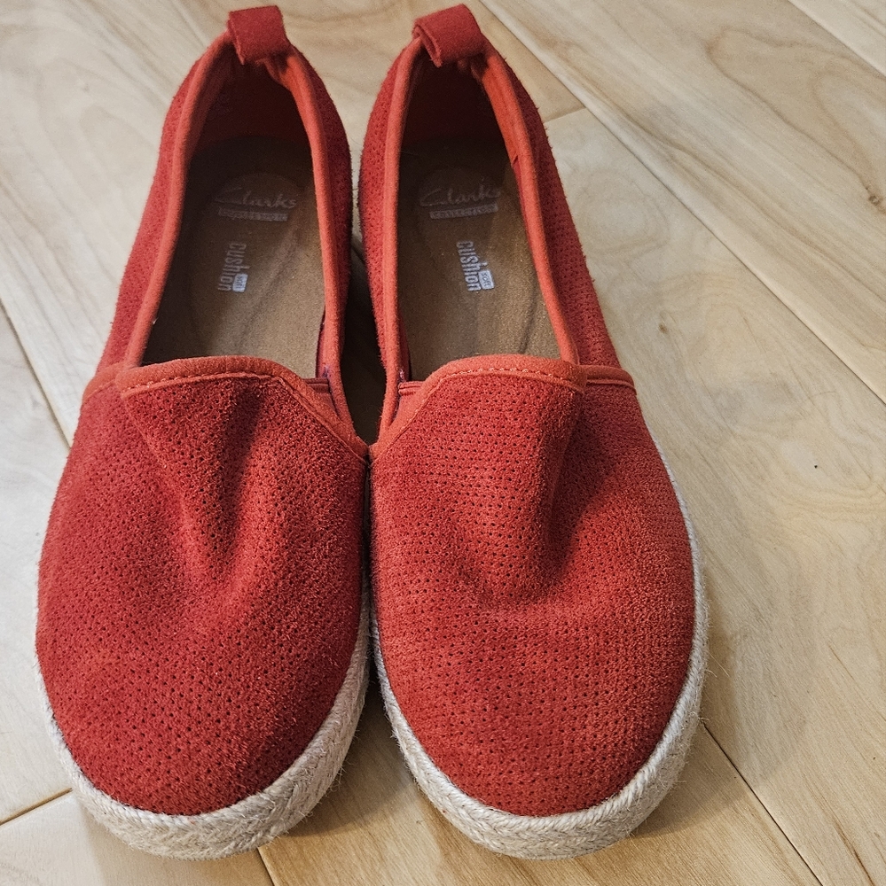 Clarks Womens Soft Cushion Slip On Shoes Red Suede 8.5 EUC - Picture 1 of 6